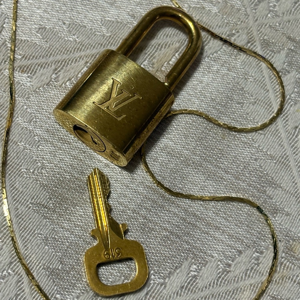 Louis Vuitton Authetic Gold Padlock #319 and Key With Unbranded Chain